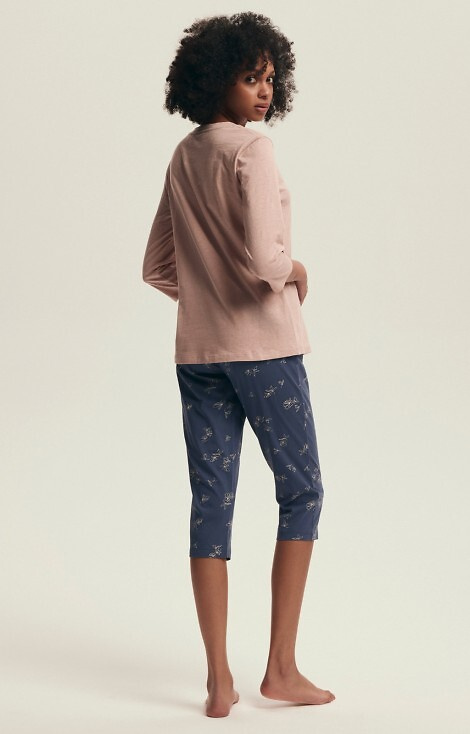 43699 Rosafarbener Damenpyjama von Delanie Henderson – Baumwolle, 3/4-Ärmel und Netzstrümpfe