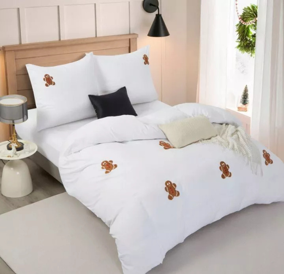 Niedliches Lebkuchen-Weihnachts-Mikrofaser-Bettwäscheset von Spod Igły i Nitki – weiß mit 3D-Lebkuchenapplikationen, Reißverschluss