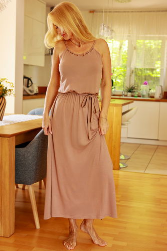 Grace Mirale – Langes Viskosekleid mit Schlitz | Polnische Produktion – Latte