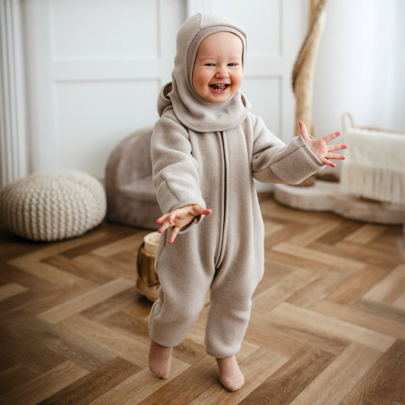 Eevi Babyanzug aus Merinowolle – beige, weich und atmungsaktiv