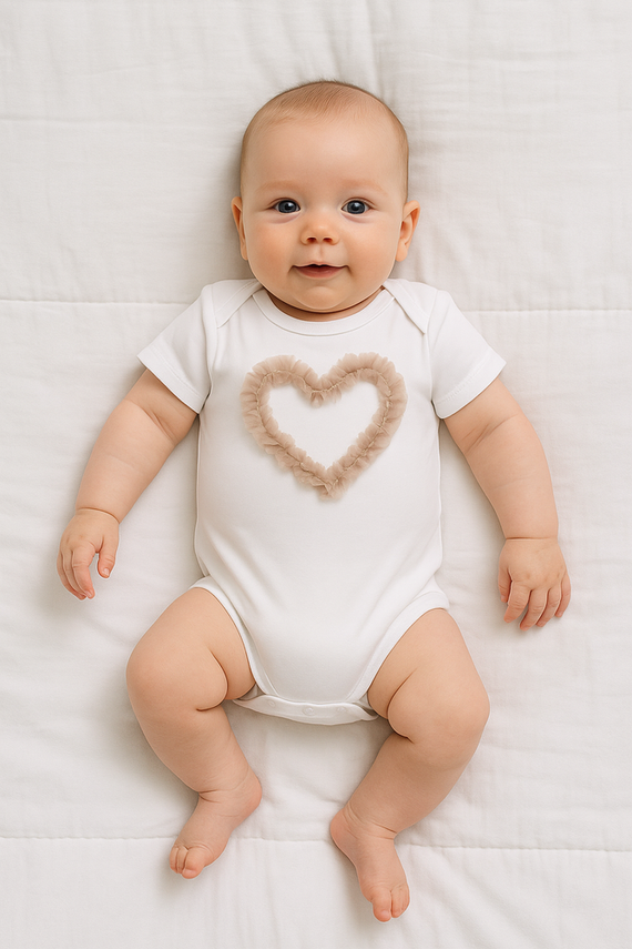 Mia Bambarillo Body mit kurzen Ärmeln, beiges Herz
