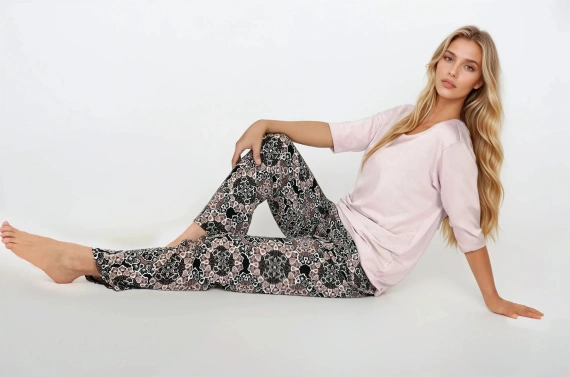 Rosafarbener Damenpyjama „Momenti Per Me“ von Desert Rose