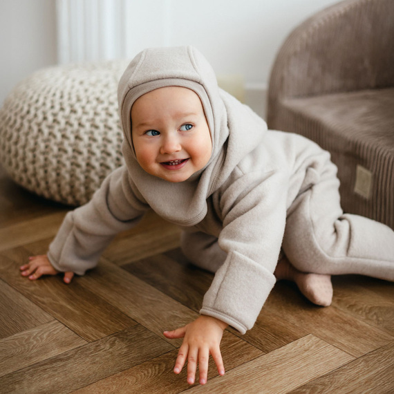 Eevi Babyanzug aus Merinowolle – beige, weich und atmungsaktiv