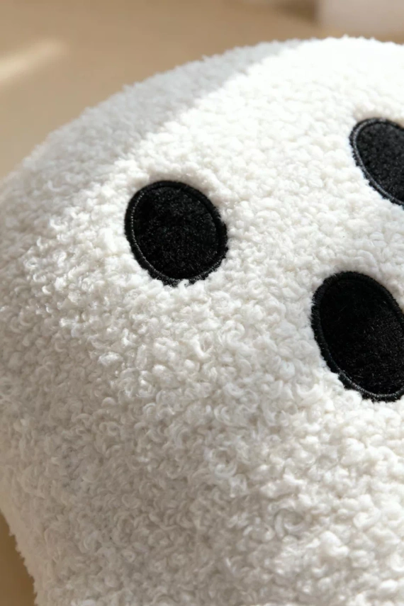 Bouclé-Geist Dekokissen von Needle and Thread – weiß 28x40 cm, Dekoration für Halloween und Herbst