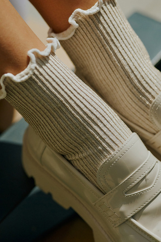 577 Cremesocken von Nana Gabriella – gerippt, mit Lurex und Rüschen