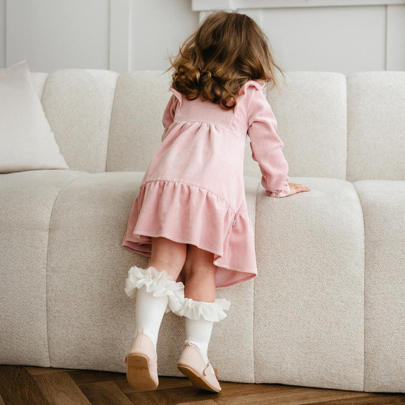 Fluffy Tails Eevi Samtkleid – rosa, mit Rüschen an den Schultern