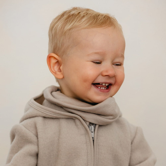 Eevi Kinderschal aus Merinowolle – beige, weich und atmungsaktiv