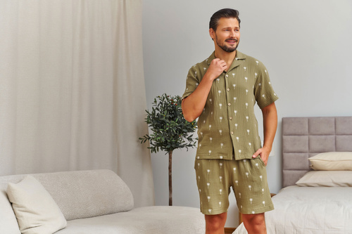 Herrenpyjama Doctor Nap 7417 Musselin Baumwolle – olivgrüne Hemd & Shorts