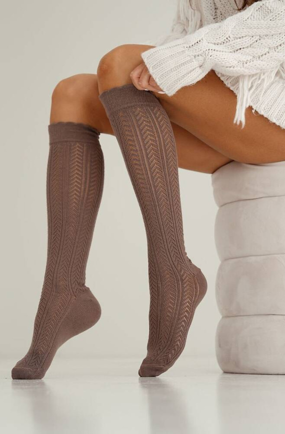 0330 Durchbrochene Damen-Kniestrümpfe mit Fischgrätenmuster Milena – Cappuccino
