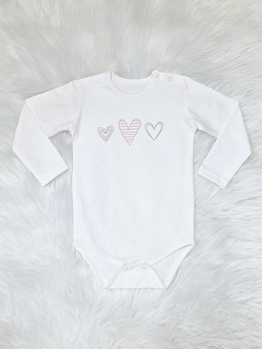 Ecru-Baby-Body mit drei Herzen aus Bambarillo – Baumwolle, elastischer Strick, perfekt für den „BEAR“-Trainingsanzug