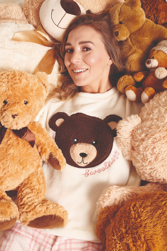 Madlen Piżama damska Sorbetto ecru – polarowa, z haftem misia i spodniami w kratkę