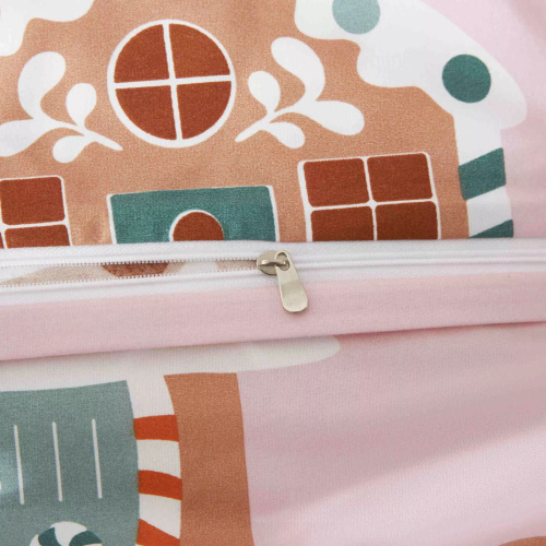 Gingerhouse Microsatin Weihnachtsbettwäsche Lebkuchenhäuser rosa I25 von Igli i Nitki – weich, glatt und langlebig