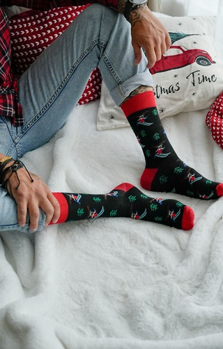 1290-031 Herren-Weihnachtssocken Milena schwarz 01 – Rentier auf Skiern, Baumwolle