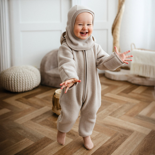 Eevi Babyanzug aus Merinowolle – beige, weich und atmungsaktiv