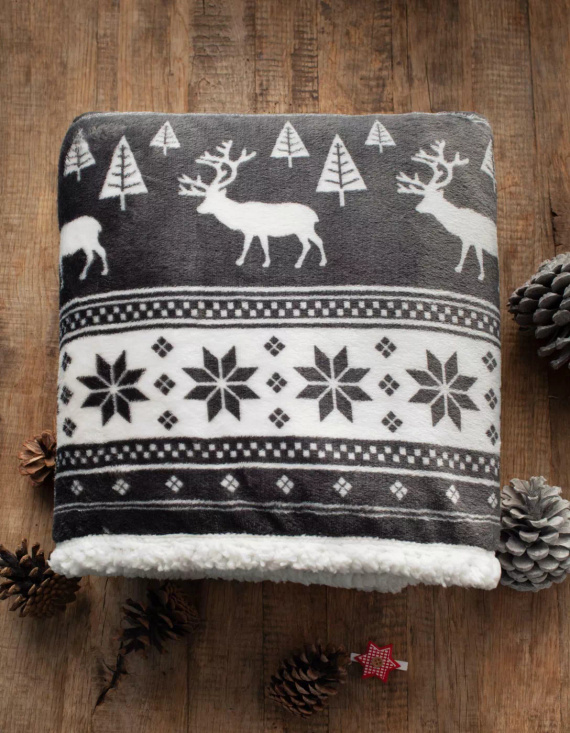 SACO Weihnachtsdecke, grau – weich und warm mit Rentieren und Weihnachtsbäumen im dekorativen Beutel