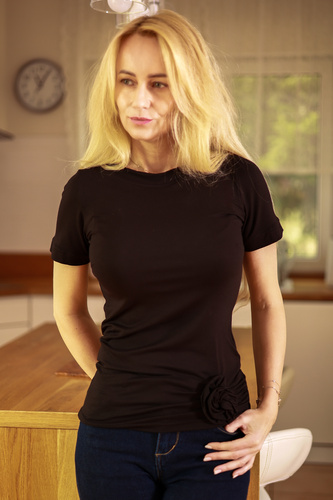 Lily Mirale Damenbluse aus Viskose – kurze Ärmel, dekorative Rose – Schwarz